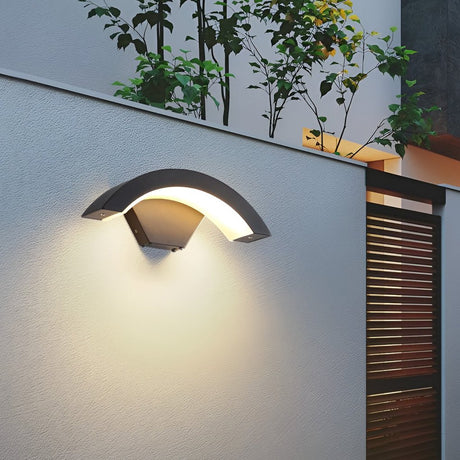 Utomhusvägglampa med böjd LED-design Carvallo