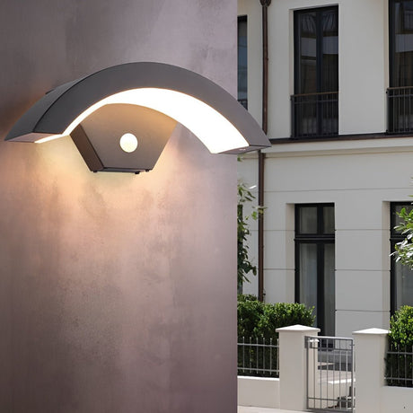 Utomhusvägglampa med böjd LED-design Carvallo