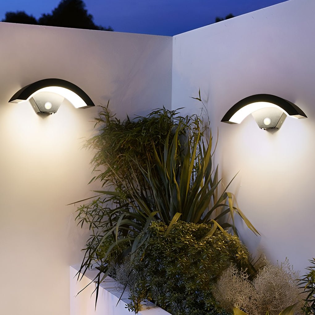 Utomhusvägglampa med böjd LED-design Carvallo