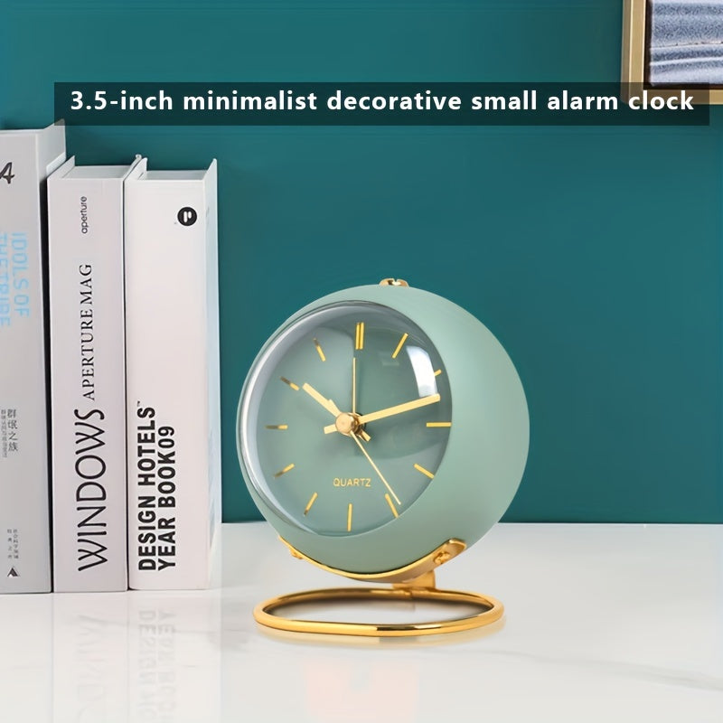 Nordic Silent Desk Clock – Luminösa Visare & Metallram Carvallo