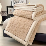 CozyJacquard Blanket - Ultra-mjukt korallfleecefilt med dubbelsidig hjärt- och bokstavsdesign Carvallo