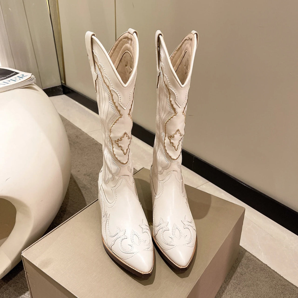 Broderade mid calf-stövlar för kvinnor Bellasverige