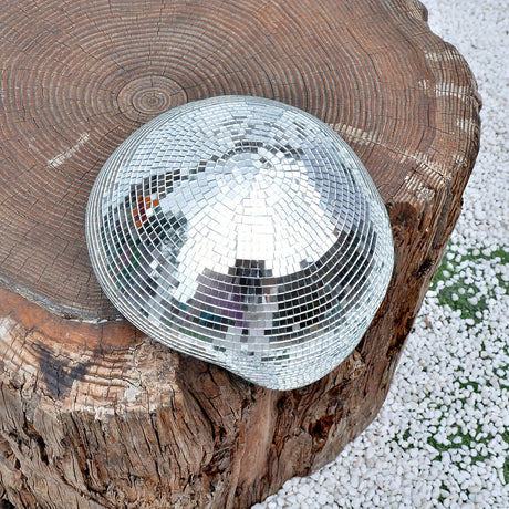 Skulptur av smält silverdiskoboll - Droppdekoration i speglat glas för modern heminredning MILA Sverige