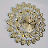 Modern Tyst Väggklocka med Guldbladdesign – Metall, Rund Klocka, AA Batteri, Tyst för Vardagsrum och Matrum Carvallo