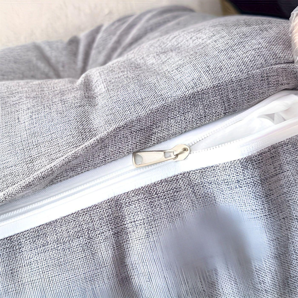 PlushTriangle Kudde – Andas Linne Triangulär Ryggkudde Carvallo