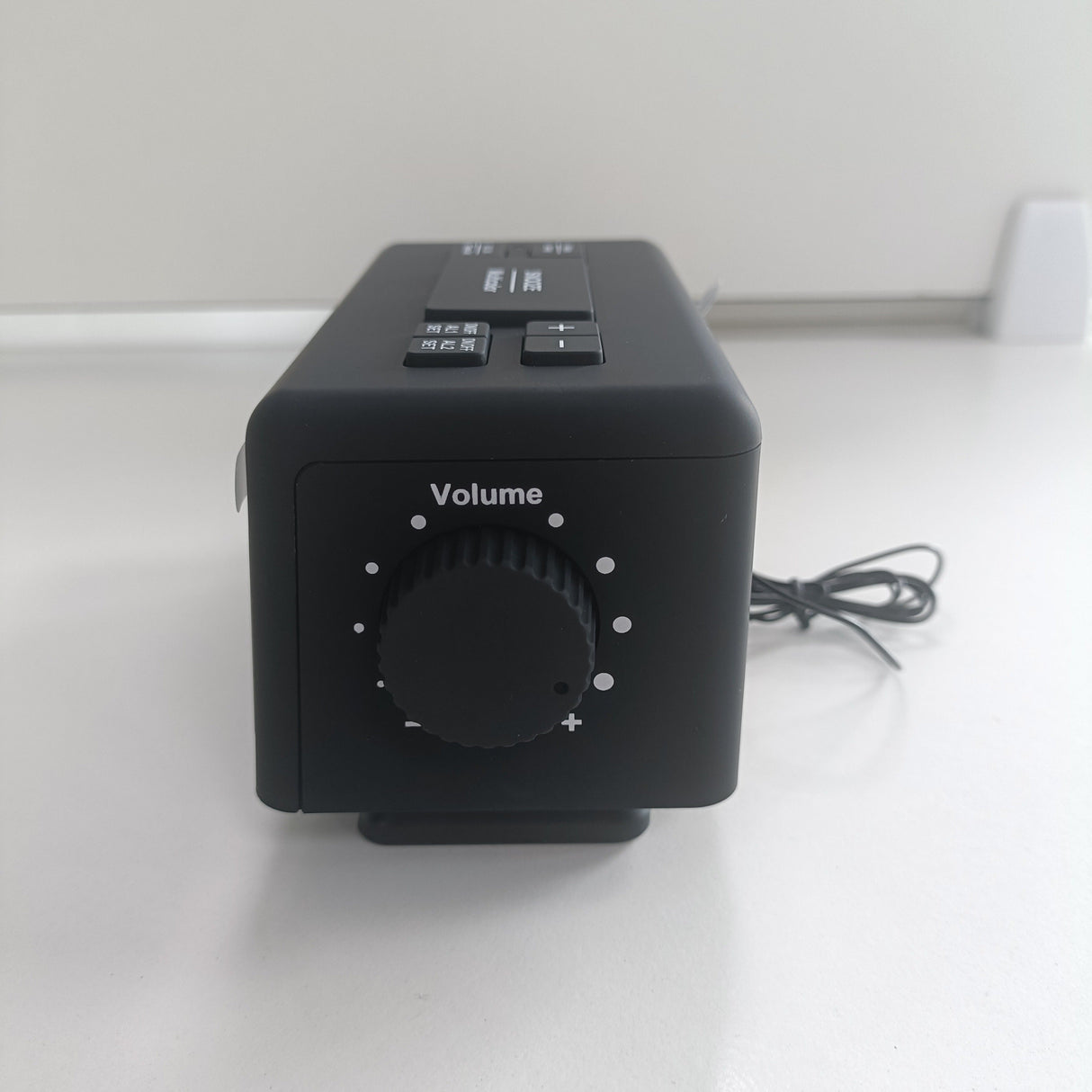 RGB Spegelväckarklocka med LED-display och radiofunktion – Trendig klocka för ditt rum Carvallo