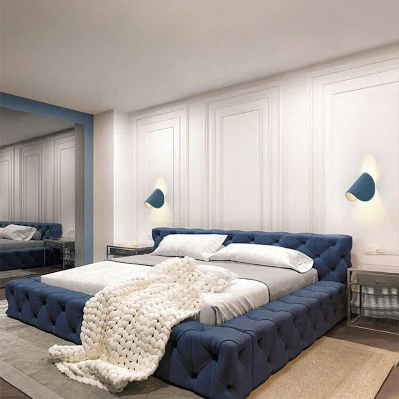 Modern färgad LED-vägglampa i stilren design Carvallo