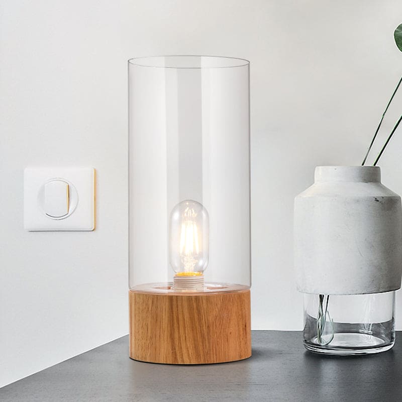 Elegant cylindrisk bordslampa med träbas för mysiga interiörer Carvallo