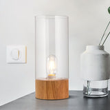 Elegant cylindrisk bordslampa med träbas för mysiga interiörer Carvallo