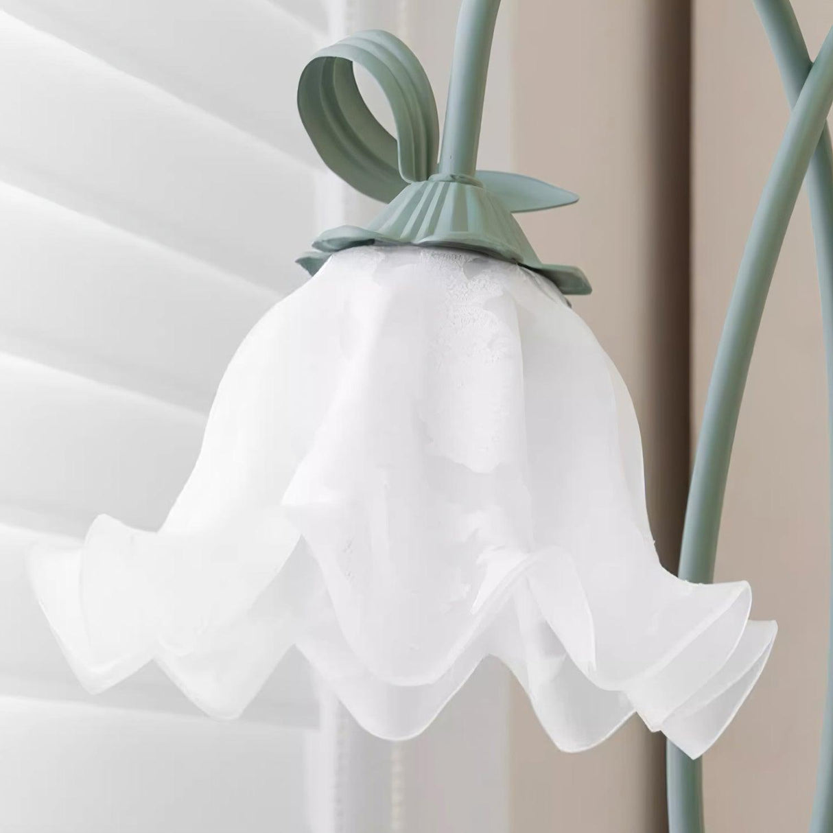 Golvlampa med blommig glaslampa design Carvallo