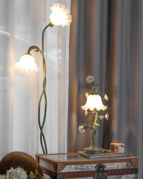 Golvlampa med blommig glaslampa design Carvallo