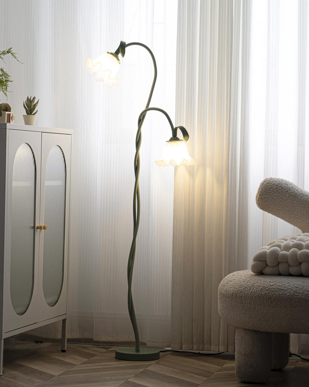 Golvlampa med blommig glaslampa design Carvallo