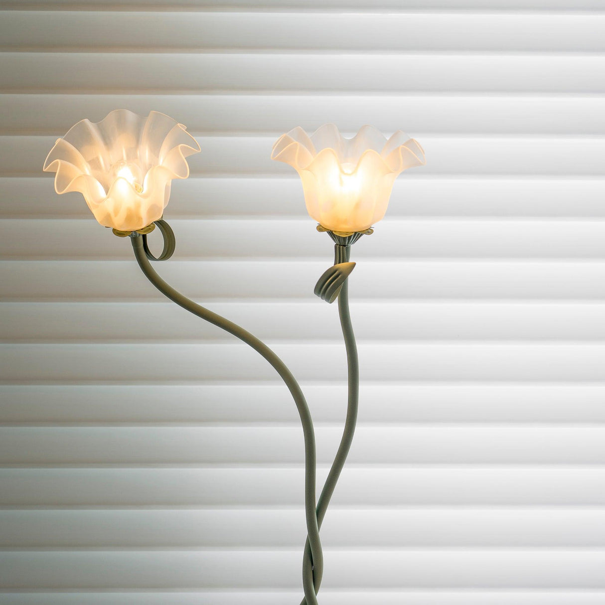 Golvlampa med blommig glaslampa design Carvallo
