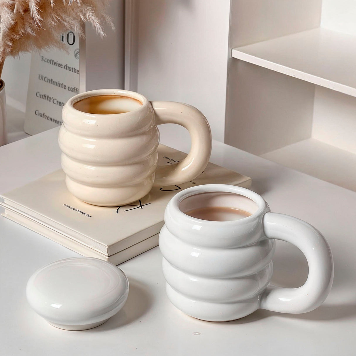 MugFlow – Moderna skulpturella muggar med sammanfogande ringar och matchande lock för stil Carvallo