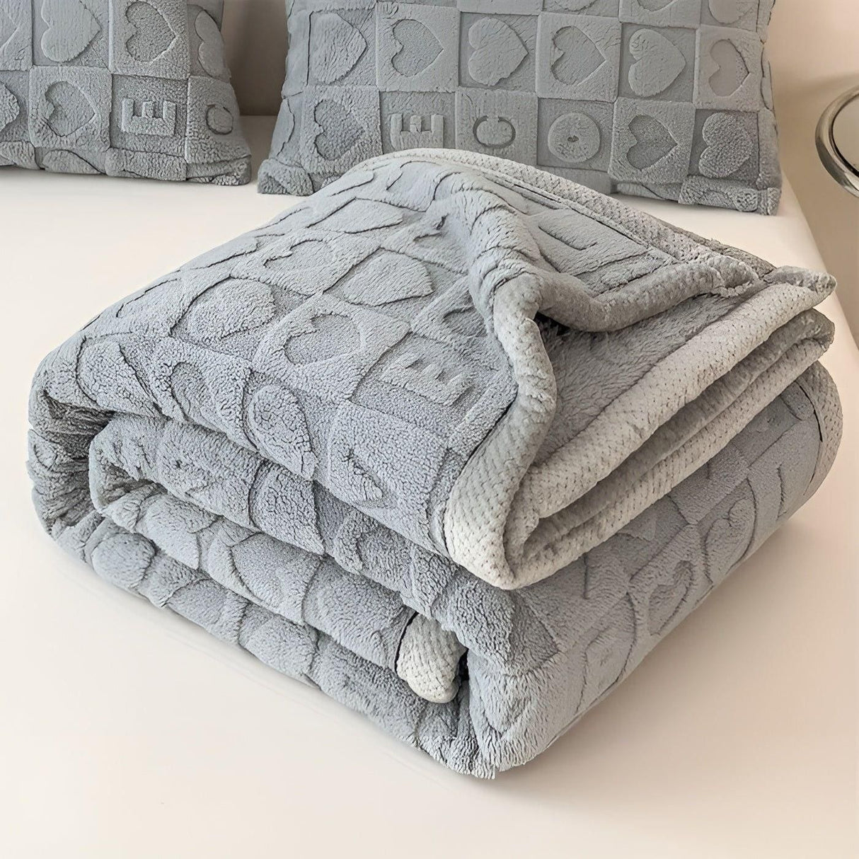 CozyJacquard Blanket - Ultra-mjukt korallfleecefilt med dubbelsidig hjärt- och bokstavsdesign Carvallo