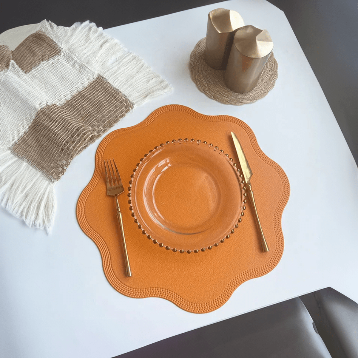 Faux läder blomformade bordstabletter för stilfull matlagning Carvallo