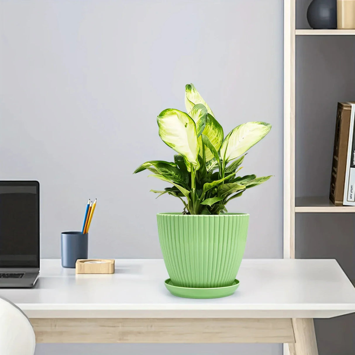 Blomkruka med ribbad struktur och bricka – Stabil plastkruka för växter Carvallo