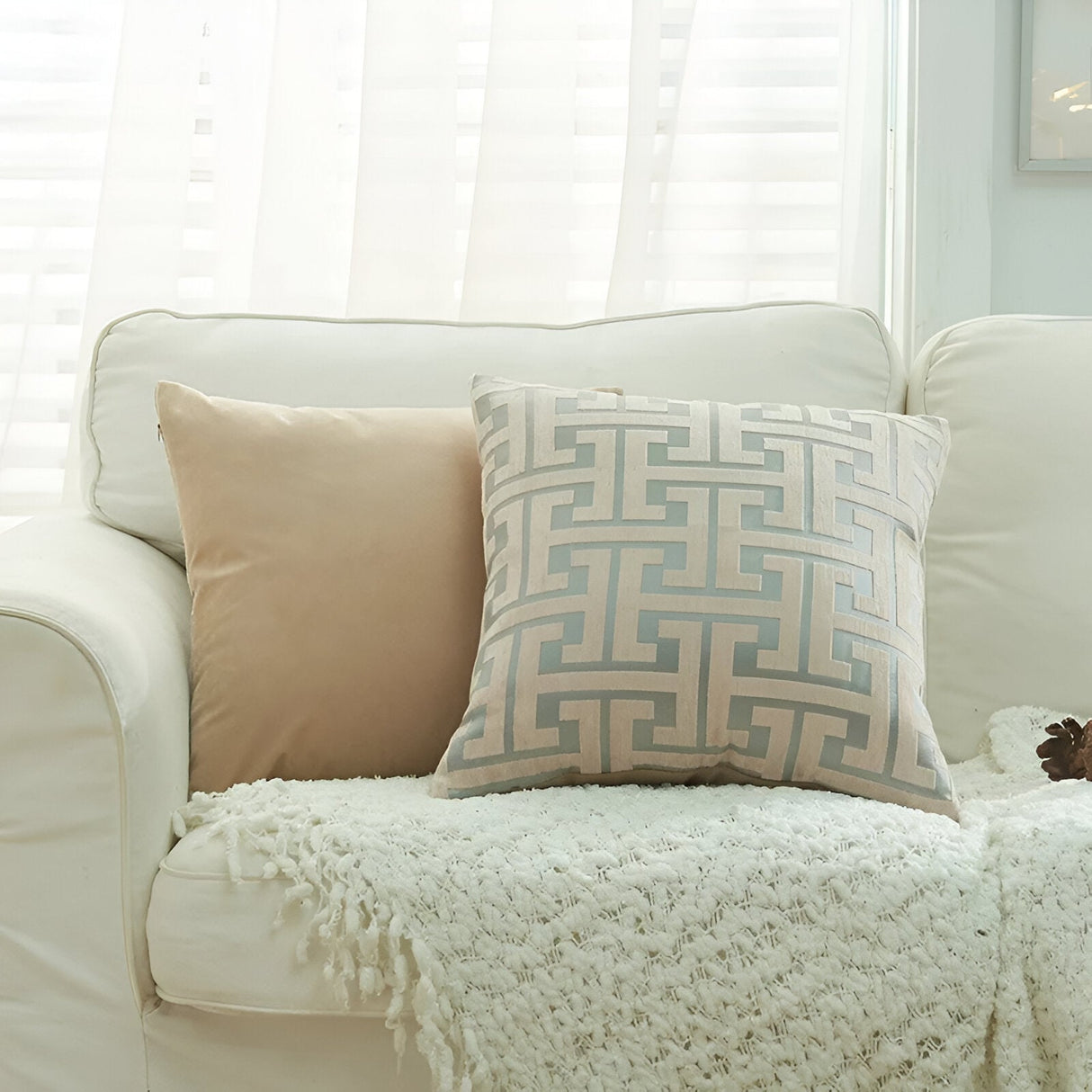 Jacquard Chenille Kuddöverdrag - Röd Guld Broderad Design Carvallo