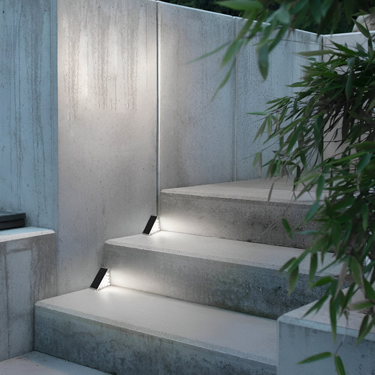 TriGlow Light - Triangulär Solenergi LED Stegbelysning för Utomhusbruk Carvallo