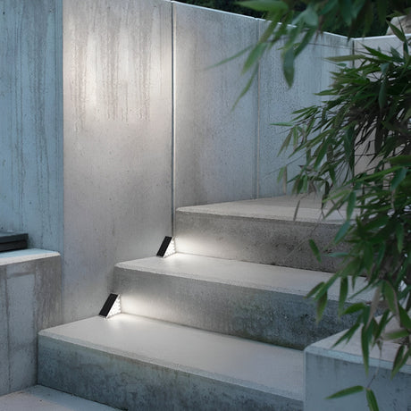 TriGlow Light - Triangulär Solenergi LED Stegbelysning för Utomhusbruk Carvallo