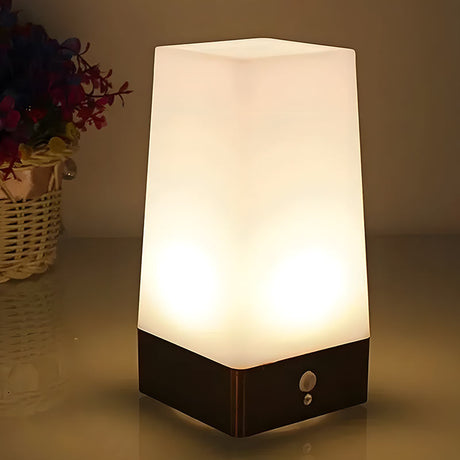 MotionLite - Batteridriven sänglampa med rörelsesensor för praktisk belysning Carvallo