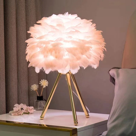 Fjäder Bordslampa med Guldstativ – Elegant Lampa i Modern Design Hemnix