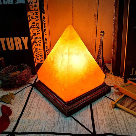 PyramidGlow – Pyramidformad bordslampa med lugnande ljus för avslappnande rum Carvallo