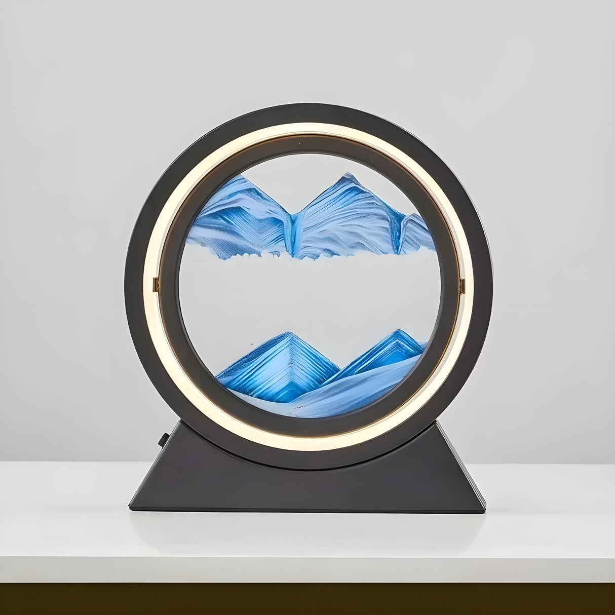 Sandbildslampa – LED-bordslampa med 3D sandmotiv | Avkopplande dekoration för vardagsrum och kontor Carvallo