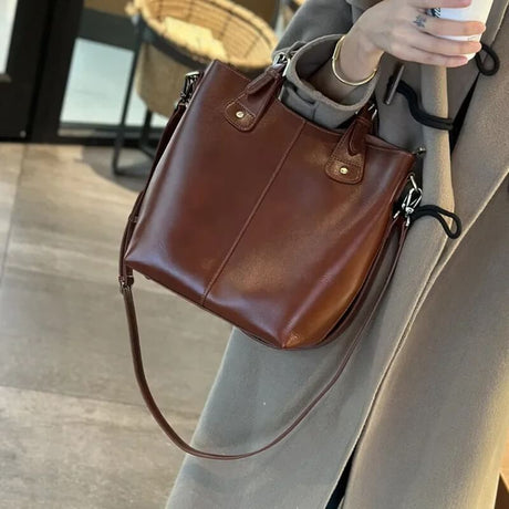 VelvetaBag - Elegant Läderaxelväska för Stil och Funktion i Äkta Läder-Shoulder Bags-BB-Mörkbrun-Hemnix