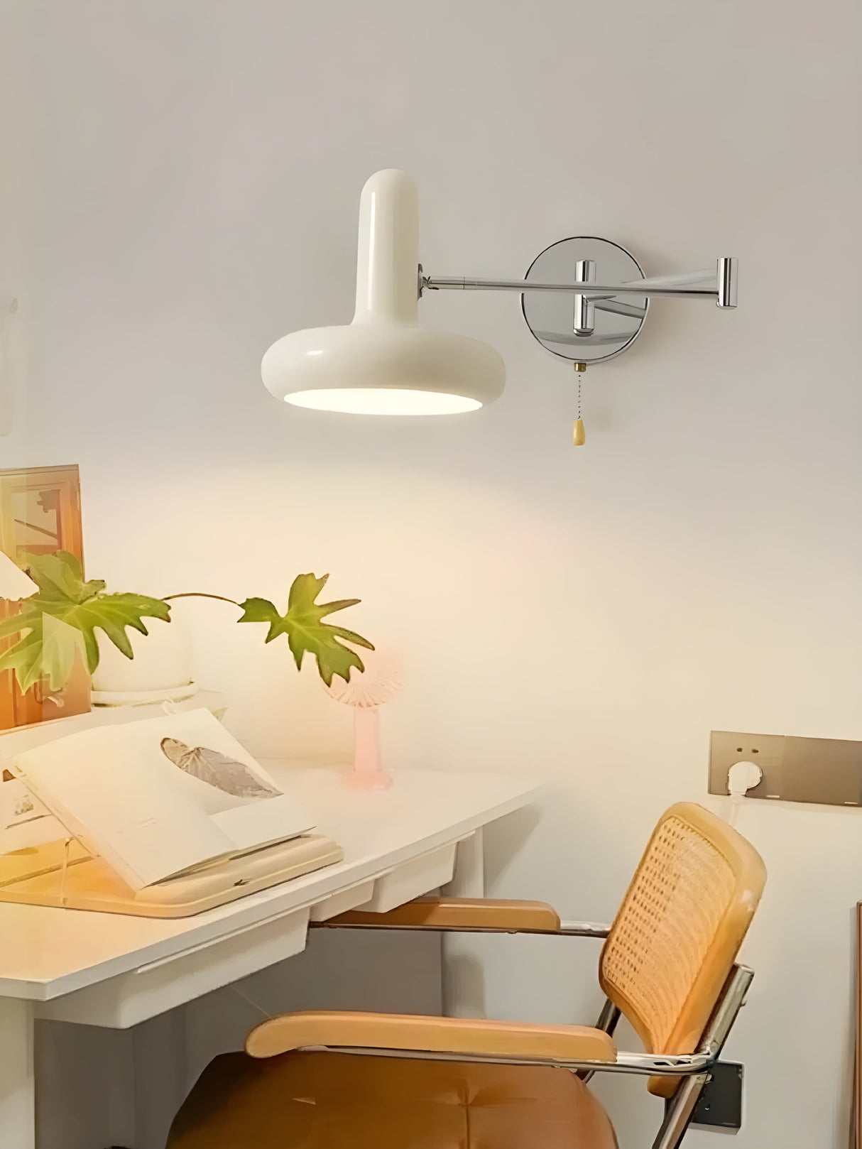 CreamAura Light - Justerbar vägglampa i krämfärgad stil Carvallo