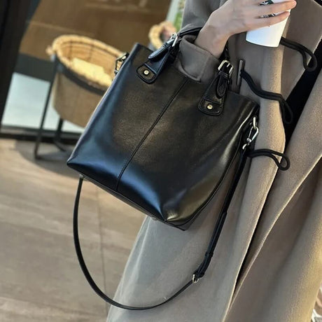VelvetaBag - Elegant Läderaxelväska för Stil och Funktion i Äkta Läder-Shoulder Bags-BB-Svart-Hemnix