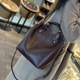VelvetaBag - Elegant Läderaxelväska för Stil och Funktion i Äkta Läder-Shoulder Bags-BB-Vinbrun-Hemnix