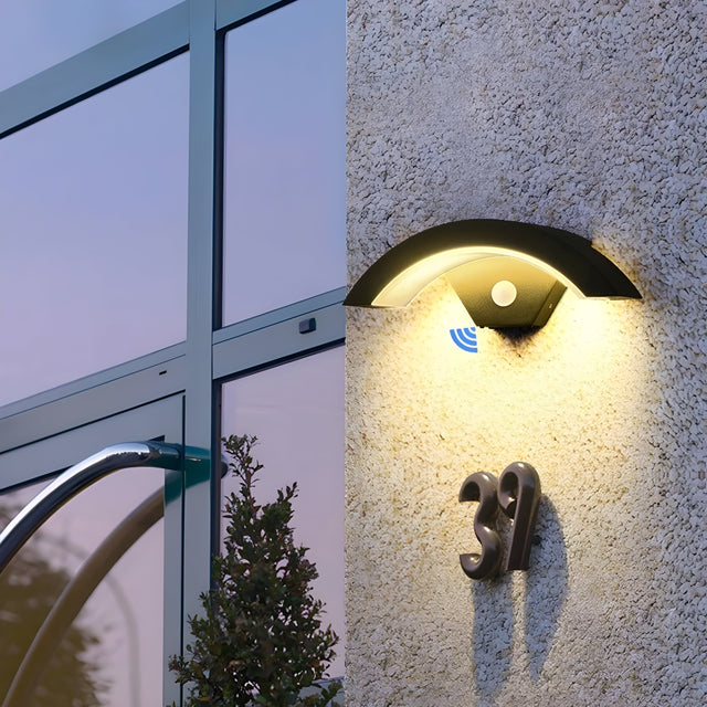 SafeGlow Light - Vattentålig LED-vägglampa med människodetektering Carvallo