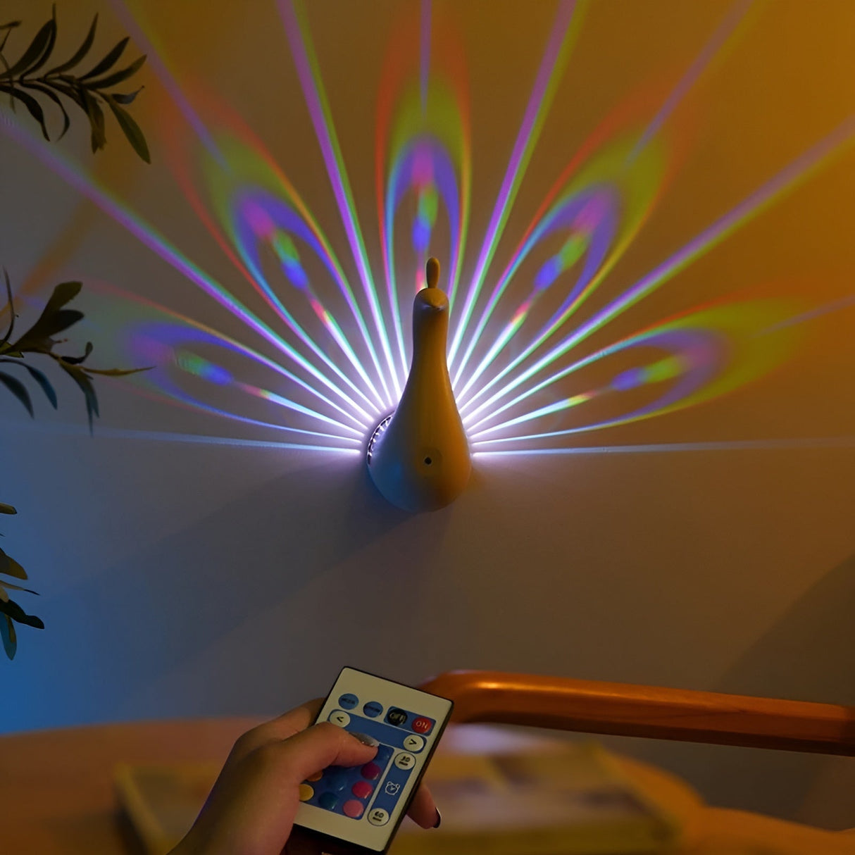 GlowFeather Light - Elegant påfågelprojektions-LED-lampa Carvallo