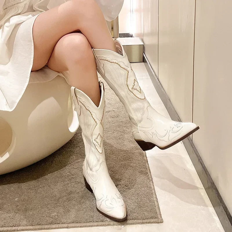 Broderade mid calf-stövlar för kvinnor Bellasverige