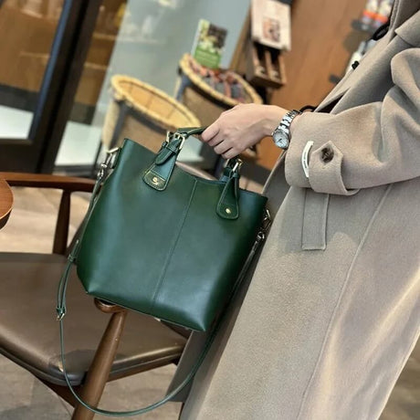 VelvetaBag - Elegant Läderaxelväska för Stil och Funktion i Äkta Läder-Shoulder Bags-BB-Smaragdgrön-Hemnix