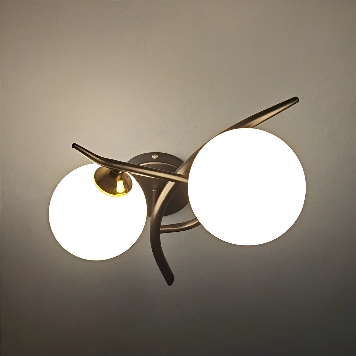 EternaGlow Light - Nordisk glaskulelampa av järn Carvallo