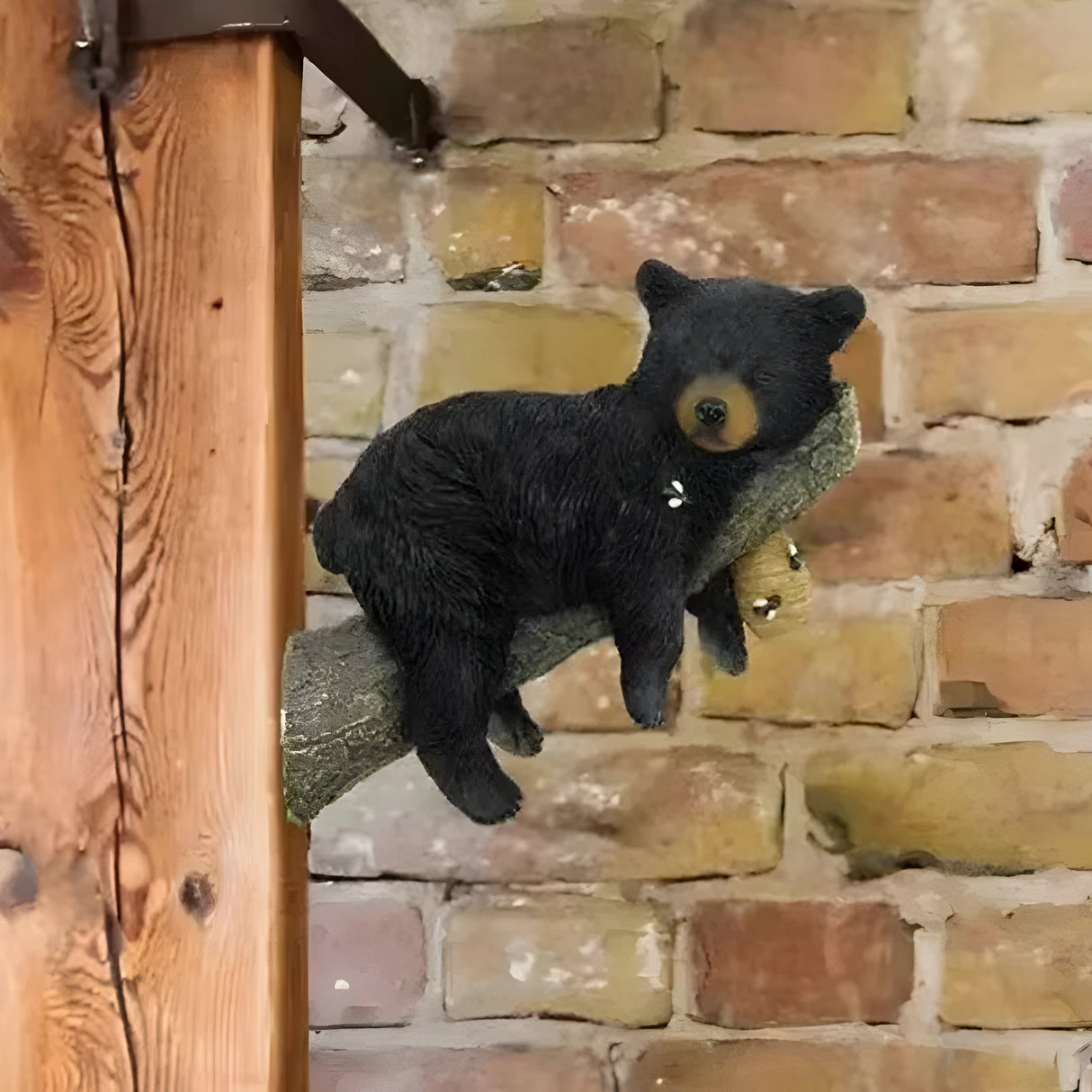 BearWhisper Skulptur – Vägghängd Björn Sovande Trädgårdsstaty Carvallo