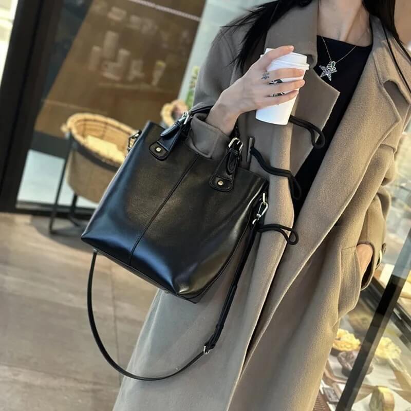VelvetaBag - Elegant Läderaxelväska för Stil och Funktion i Äkta Läder-Shoulder Bags-BB-Hemnix
