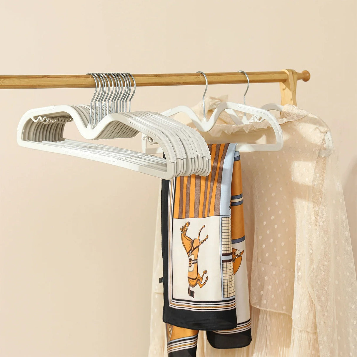 HangWise Hanger – Utrymmessparande Halka-av Klädhängare i Plast Carvallo