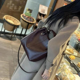 VelvetaBag - Elegant Läderaxelväska för Stil och Funktion i Äkta Läder-Shoulder Bags-BB-Hemnix