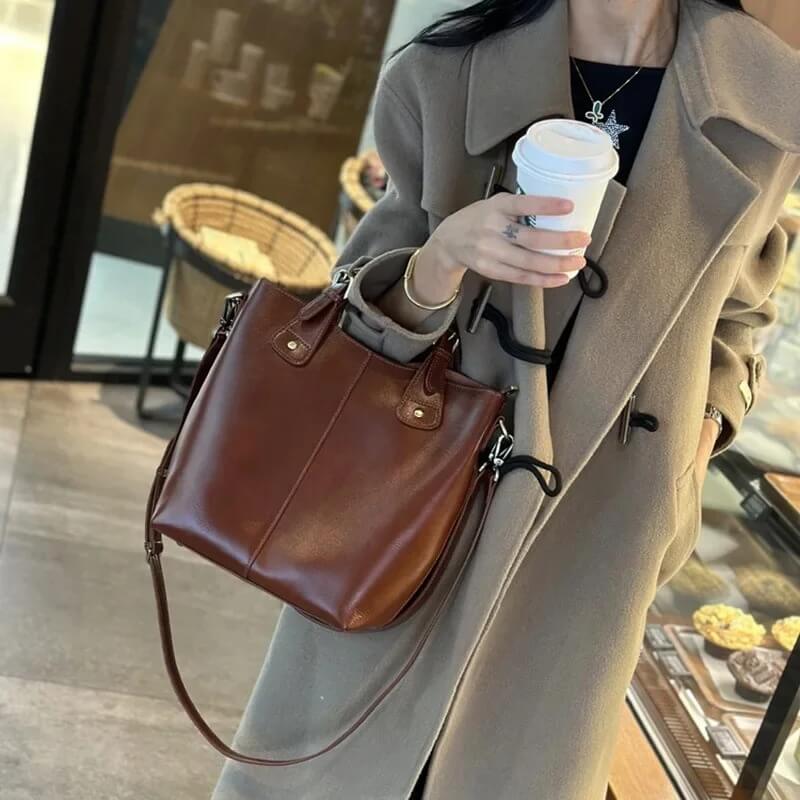 VelvetaBag - Elegant Läderaxelväska för Stil och Funktion i Äkta Läder-Shoulder Bags-BB-Hemnix