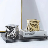 Metallic Färgad Kub Ornament i Modern Keramik Design Carvallo