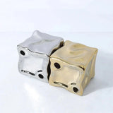 Metallic Färgad Kub Ornament i Modern Keramik Design Carvallo