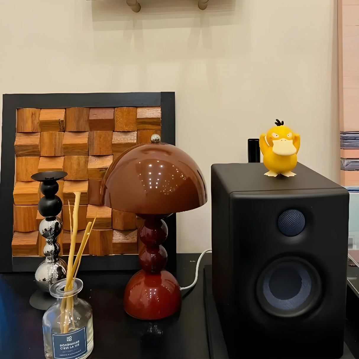 Modern bordslampa i skandinavisk design med guldaccenter Carvallo