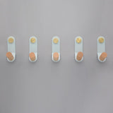 Carvallo – Minimalist Pastellväggkrok med ekträ och mässingsdetalj Carvallo