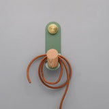 Carvallo – Minimalist Pastellväggkrok med ekträ och mässingsdetalj Carvallo