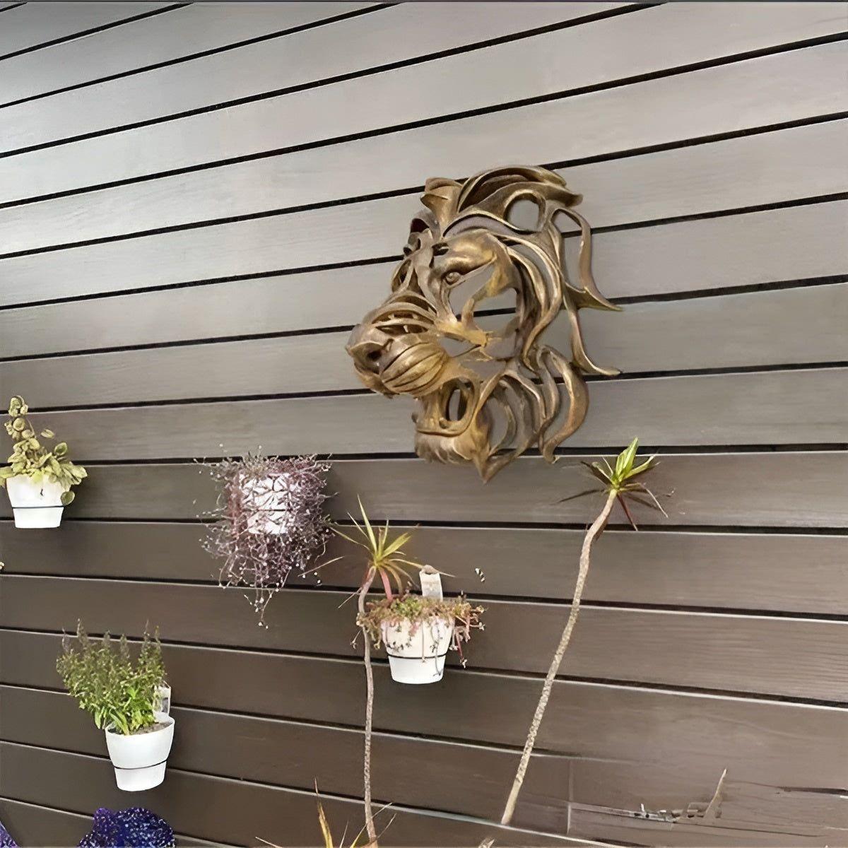 Golden Roar - Exquisite Guldpläterad Hartz Lejonhuvud Väggmonterad Skulptur Carvallo