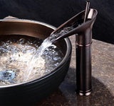 Carvallo Antik Vattenfalls-Basinblandare | Messingarmatur med Enhandspärr | Varm- & Kallt vatten | Bronsutseende Carvallo