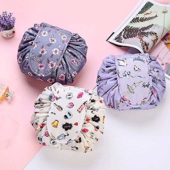 Carvallo - Kosmetiktask med snörning och stort utrymme Carvallo